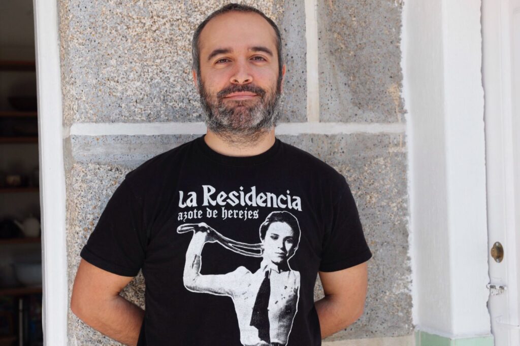 Rubén Abad, guitarra clásica, ukelele, próximamente laúd. También toca o ha tocado en Cró!, Es un Árbol, Peña, Orquesta Metamovida, Guerrera y Marrones Burócratas | José Lores