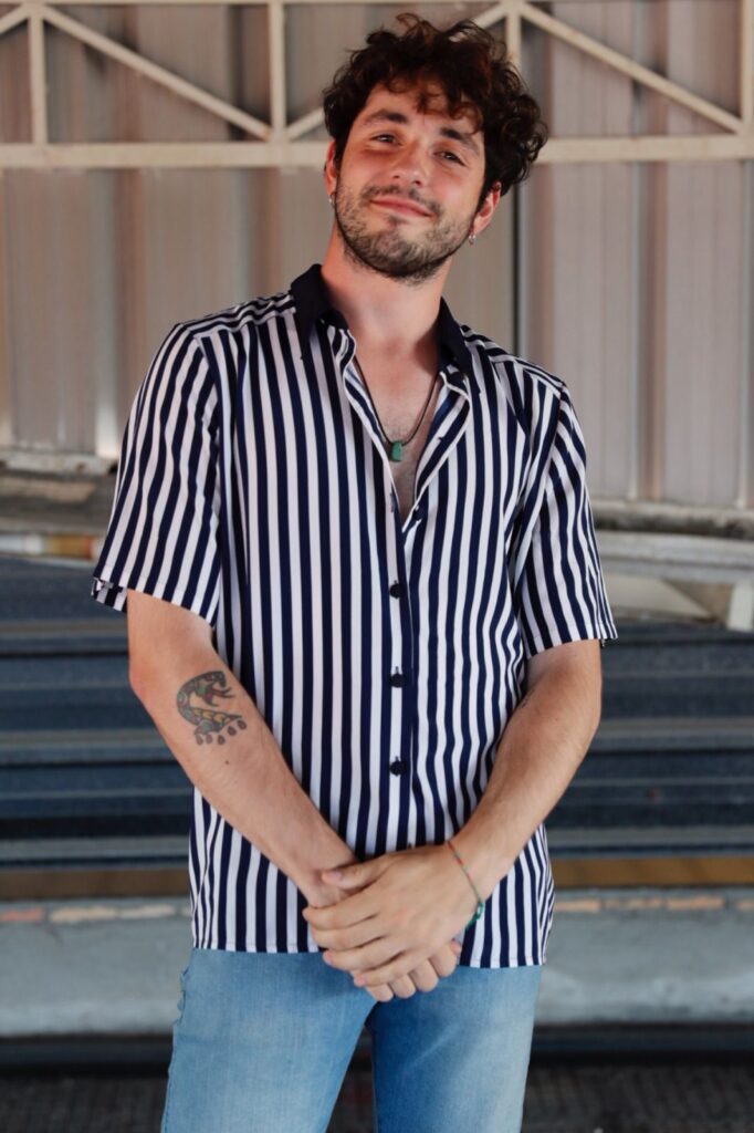 Yago Guirado voces y bajo