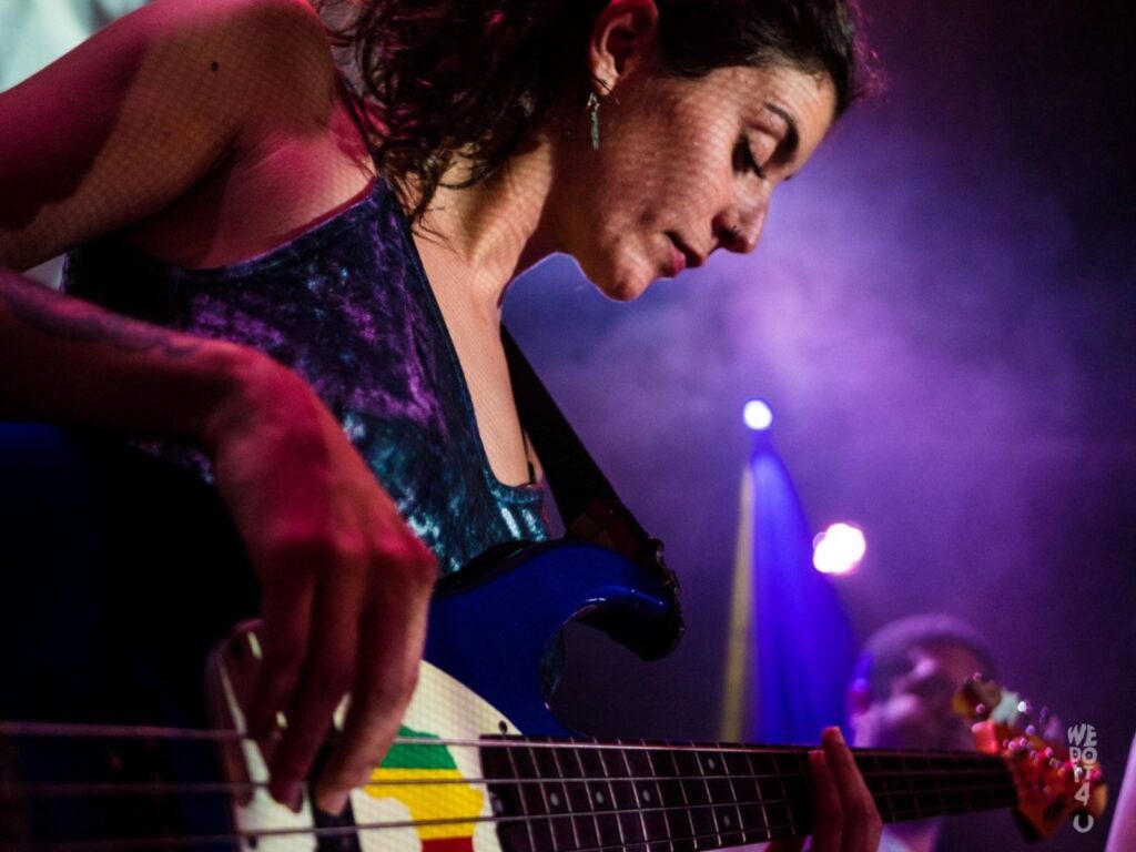 Paula Herrero en su faceta de bajista We Do It For You