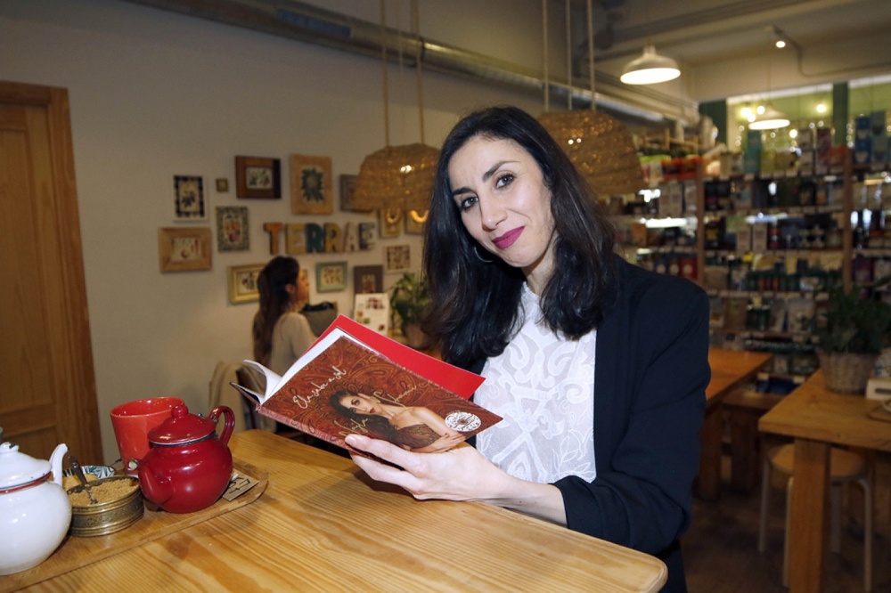 Najla Shami na cafeteria tenda Terrae con Ela sabe a sol entre as mans. Alba Villar