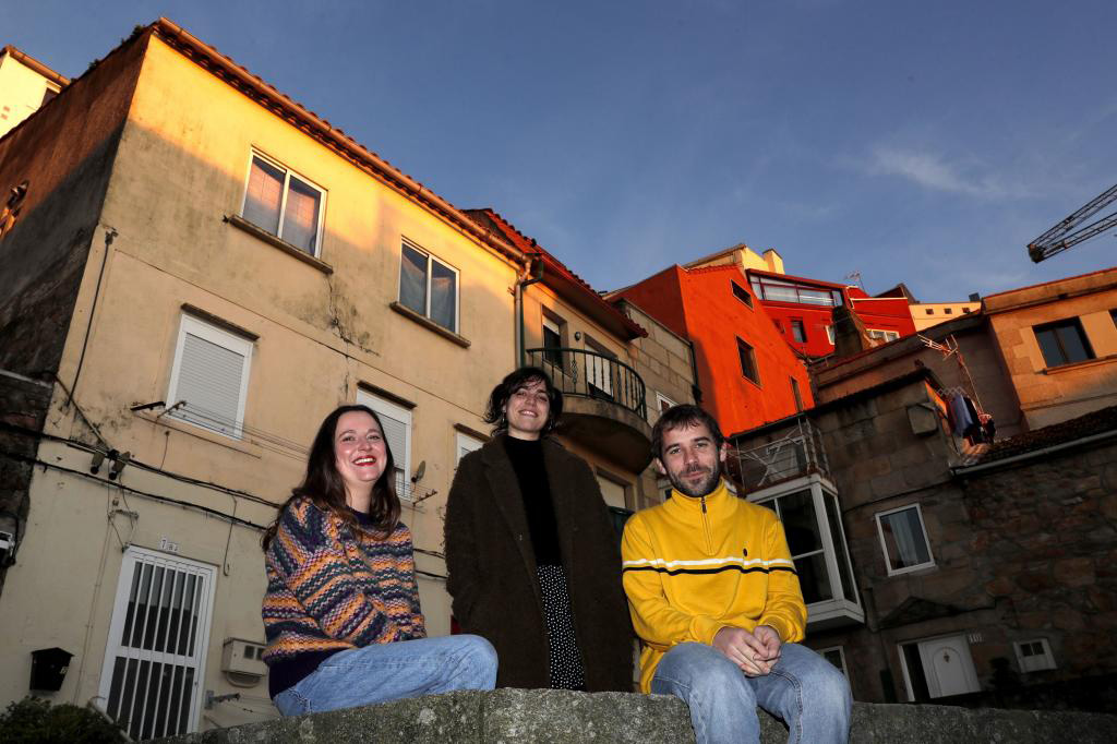Caldo un trio feliz logo de que os deixase o acordeonista quedasen coma duo e recrutasen a Anais. J. Lores